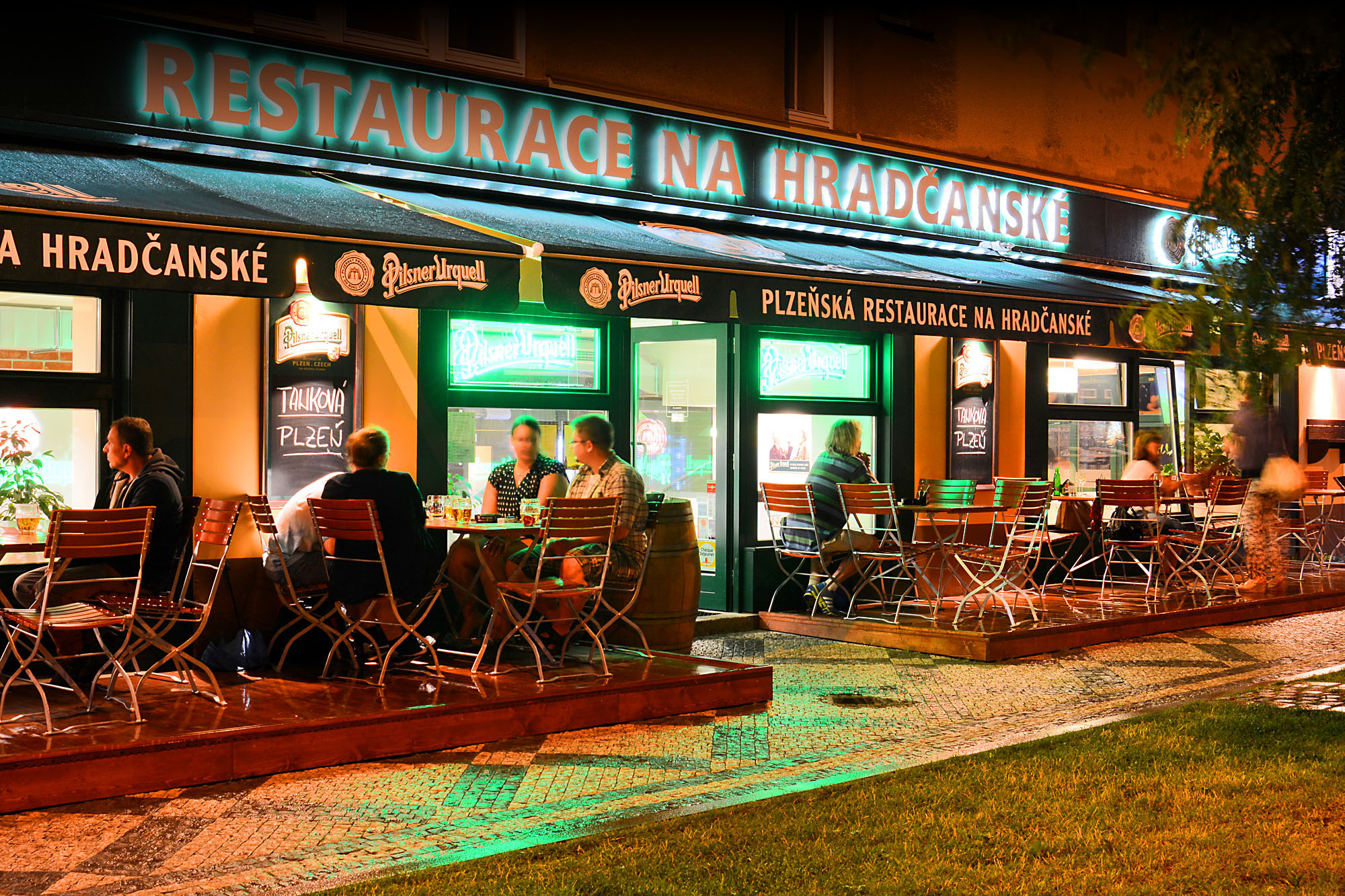 Restaurace_Na_Hradcanske_Praha_b